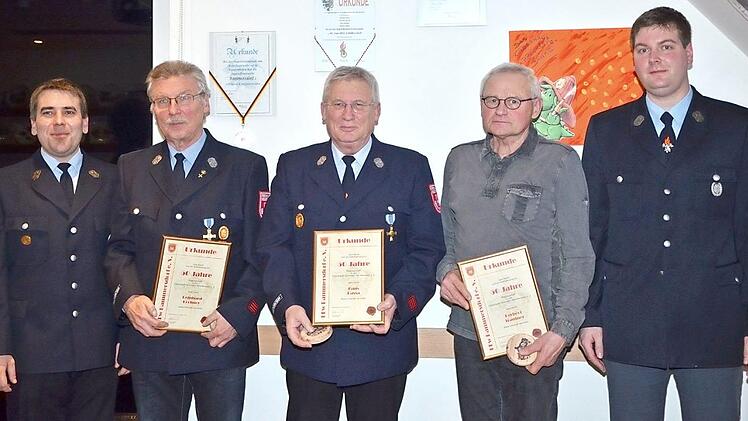 Für 50 Jahre Mitgliedschaft wurden Hans Hassa (Mitte), Reinhard Lochner (2. v. l.) und Herbert Trautner (2. v. r.) vom Vorstand ausgezeichnet. Links Vorsitzender Dominik Hassa, rechts Zweiter Vorsitzender Johannes Maier  Fotos: Mathias Erlwein