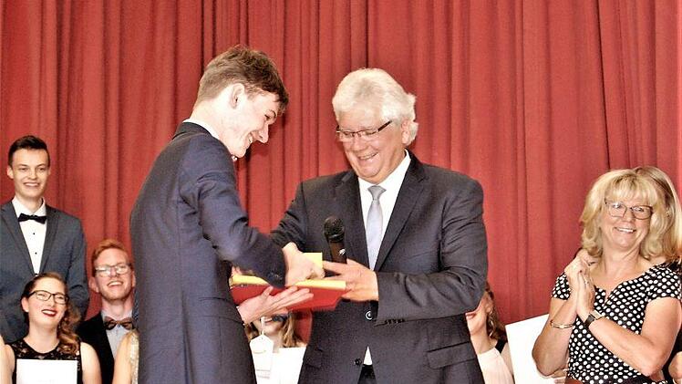 Jahrgangsbester Linus Mußmächer bekommt   BuchgeschenkeFoto: Sigismund von Dobschütz