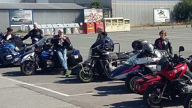 Die Gespanngruppe trifft sich zur Ausfahrt auf einem Parkplatz bei Niederfüllbach.Privat
