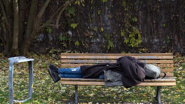 In Berlin ist ein Obdachloser in der Nacht auf Sonntag bei Minusgraden gestorben. Symbolfoto: Soeren Stache/dpa