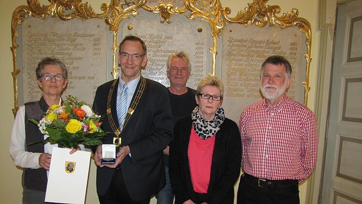 Auszeichnung für Siegrid Ott-Beterke (von links): Siegrid Ott-Beterke, Bürgermeister Thomas Nowak, Joachim Lessing, Regina Hofmann und Ulrich Baudler. Foto: Martin Koch