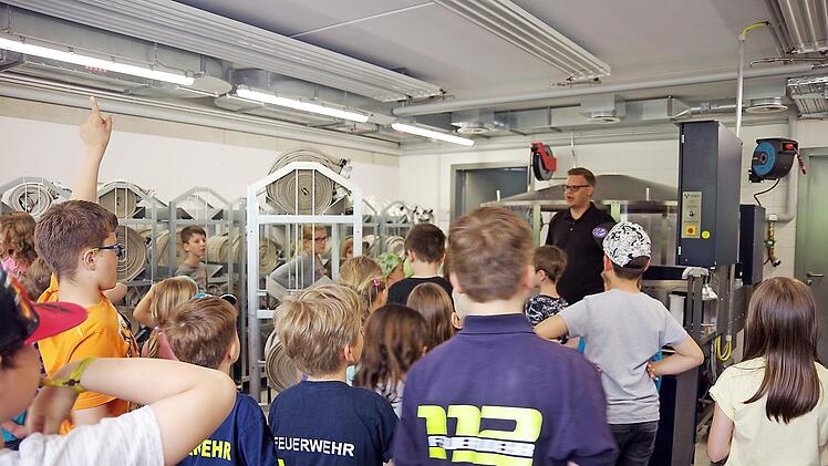 Die angehenden Floriansjünger erhielten eine Führung durch das Feuerwehrzentrum.  Foto: Heike Schülein