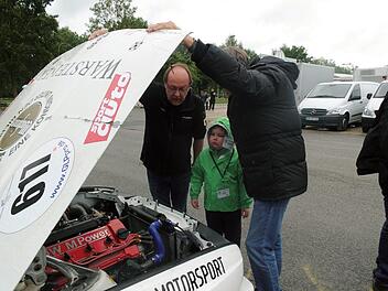 Professioneller Blick unter die Haube, v.l.Hans"Hanny" Riegler,  Oskar und Opa Reinhold Sippel Britta Schnake