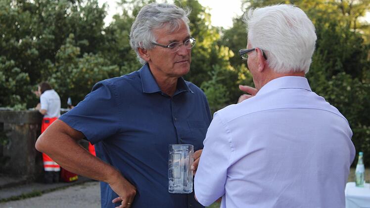 Ein Spitzenjournalist zum Anfassen und Befragen - Peter Frey (links), Chefredakteur des ZDF leger auf der Maintalterrasse