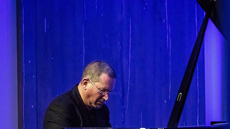 Einen eindringlichen Klavierabend gestaltete der Pianist und Komponist Chris Jarrett bei "Leise am Markt".Foto: Jochen Berger