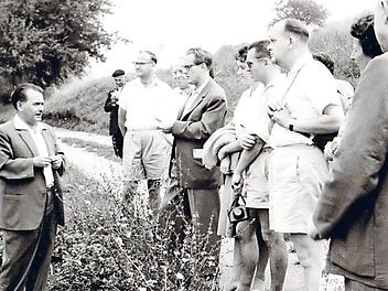 Hans Mayer (links) mit Touristen: "Der Mann der Stunde"  Repro/Archiv: Christian Rösch