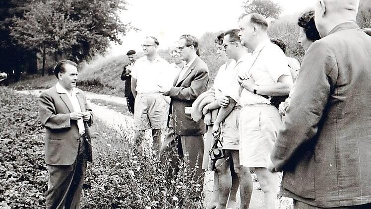 Hans Mayer (links) mit Touristen: "Der Mann der Stunde"  Repro/Archiv: Christian Rösch