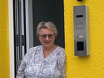 Die stolze Hausbesitzerin Jutta Weigand führte durch ihr sonnengelbes Smarthome.