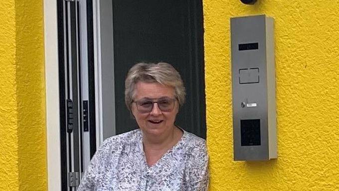 Die stolze Hausbesitzerin Jutta Weigand führte durch ihr sonnengelbes Smarthome.