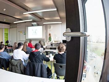 Der Markt Nordhalben hat die Anschaffung von Luftfiltern für die Schule und den Kindergarten ablehnt. Der Gemeinderat folgte damit dem Wunsch von Lehrern und Eltern. Stattdessen sollen die Räume häufiger gelüftet werden.