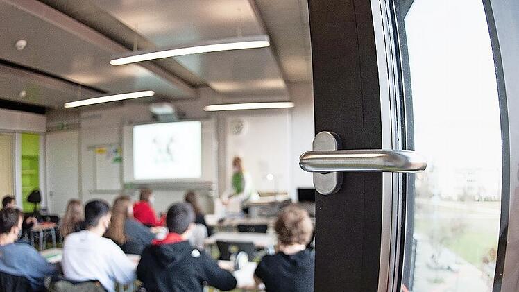 Der Markt Nordhalben hat die Anschaffung von Luftfiltern für die Schule und den Kindergarten ablehnt. Der Gemeinderat folgte damit dem Wunsch von Lehrern und Eltern. Stattdessen sollen die Räume häufiger gelüftet werden.