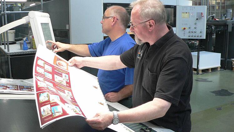 Bruder Alfred Engert (rechts) leitet die Druckerei Benedict Press. Bei der Arbeit trägt er nicht Habit, sondern T-Shirt. Foto: Matthias Litzlfelder