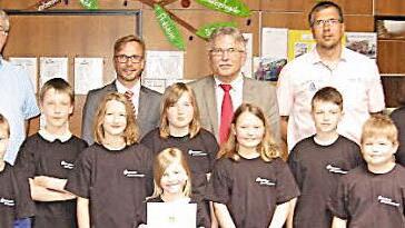 Die Sieger der Grundschule Teuschnitz, hintere Reihe (von links): Konrektor Klemens L&ouml;ffler der GS Teuschnitz, Gebietsdirektor K&uuml;ps der Sparkasse Kulmbach-Kronach Markus Lieb, Schulamtsdirektor Uwe D&ouml;rfer und der Gesch&auml;ftsf&uuml;hrer des Arbeitskreises Schulsport Marco Friedrich.