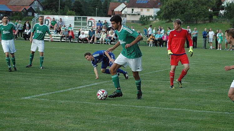 Szene aus dem Eröffnungsspiel zwischen dem SV Riedenberg (grünes Trikot) und dem TSV Münnerstadt (3:1). Foto: Sebastian Schmitt