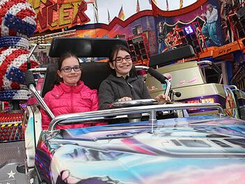 Die Kinder haben einen Riesenspaß: Der Break-Dancer ist das Kultfahrgeschäft auf dem Kulmbacher Volksfest. Foto: S onja Adam