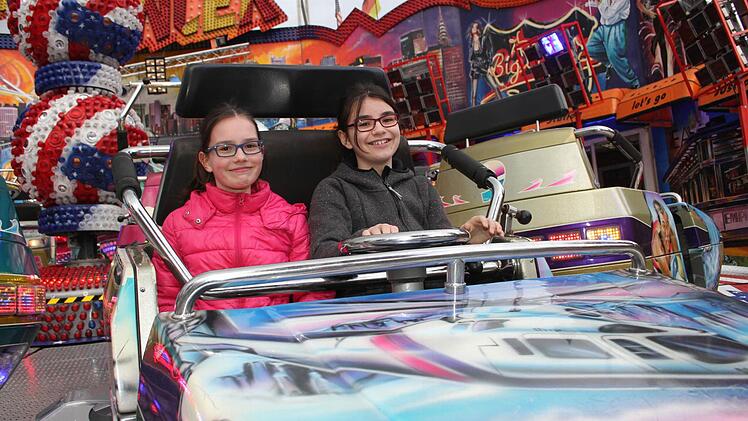 Die Kinder haben einen Riesenspaß: Der Break-Dancer ist das Kultfahrgeschäft auf dem Kulmbacher Volksfest. Foto: S onja Adam