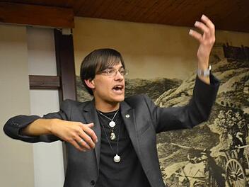 Adrian Roßner riss die Zuhörer durch seinen gestenreichen Vortrag mit. Foto: Jürgen Valentin