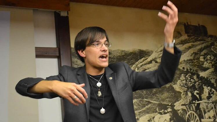 Adrian Roßner riss die Zuhörer durch seinen gestenreichen Vortrag mit. Foto: Jürgen Valentin
