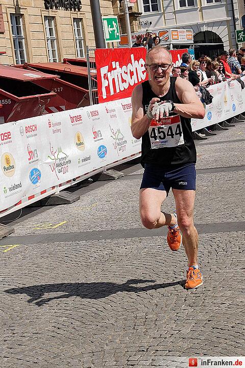 Weltkulturerbelauf 2017 in Bamberg: Der Zieleinlauf am Maxplatz