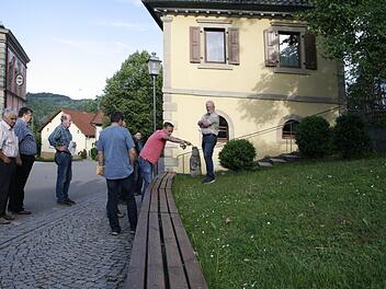 Wenig Platz gibt es am Rugendorfer Dorfplatz für ein Buswartehäuschen. Möglicherweise wäre ein Glasbau in den Hang zurückversetzt eine Lösung, wie Gemeinderat Gerhard Theuer bei einem Ortstermin andeutete. Foto: Klaus Klaschka