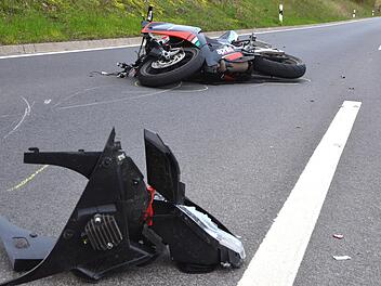 Ein junger Motorradfahrer verletzte sich bei einem Unfall  am Münnerstädter Schindberg schwer. Peter Rauch