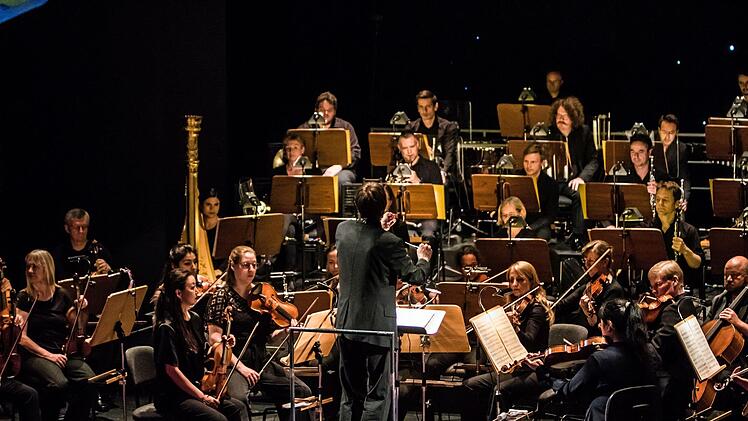 "Compose Strawinsky":_Ovationen gab es für die Schülerinnen und Schüler der Coburger Lutherschule beim Auftritt im Landestheater.Foto: Jochen BErger