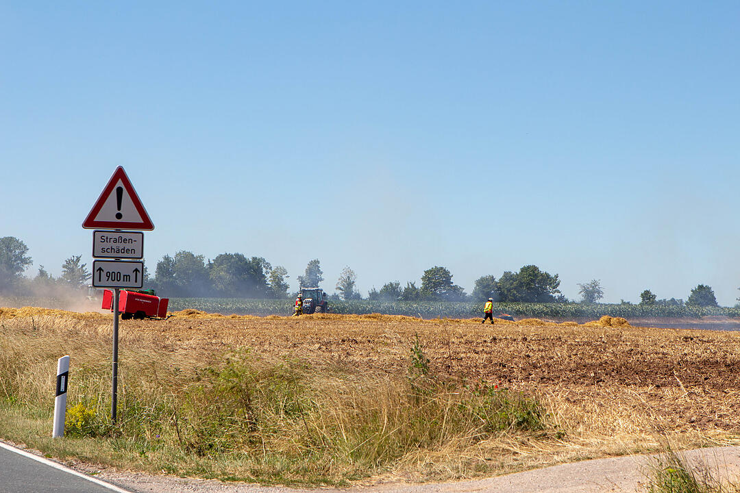 Kreis Neustadt/Aisch: Heiß gelaufenes Arbeitsgerät steckt einen Hektar Feld in Flammen – 100.000 Euro Schaden
