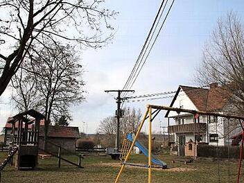 Der Spielplatz in Burghausen soll neu gestaltet werden. Die Stromleitung stört die Nutzer.  Foto: Thomas Malz