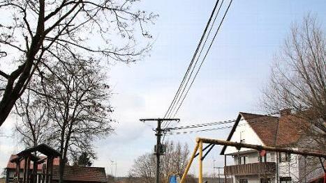 Der Spielplatz in Burghausen soll neu gestaltet werden. Die Stromleitung stört die Nutzer.  Foto: Thomas Malz