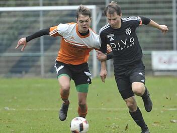Das Heimspiel auf dem Buchberg gewann der SV Ketschendorf um Kapit&auml;n Philipp Bauer (rechts) ungef&auml;hrdet gegen den TSV Pfarrweisach mit 2:0. Am Samstag um 16 Uhr findet das R&uuml;ckspiel statt.  Foto: Hagen Lehmann