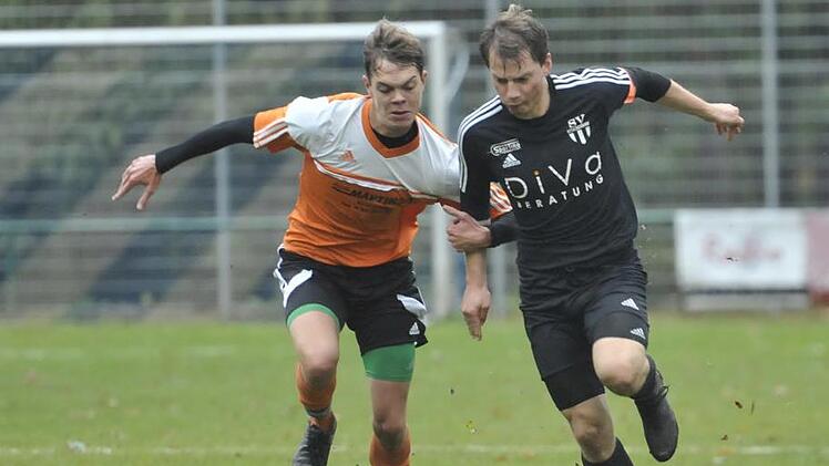 Das Heimspiel auf dem Buchberg gewann der SV Ketschendorf um Kapit&auml;n Philipp Bauer (rechts) ungef&auml;hrdet gegen den TSV Pfarrweisach mit 2:0. Am Samstag um 16 Uhr findet das R&uuml;ckspiel statt.  Foto: Hagen Lehmann