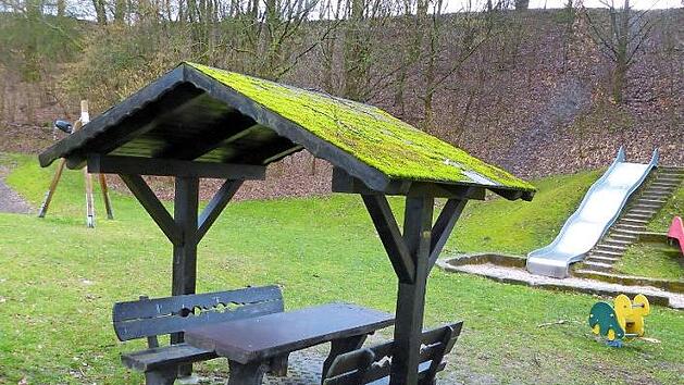 Die massive, überdachte Sitzgruppe auf dem städtischen Kinderspielplatz am SV-Sportgelände, die von der SPD errichtet und der Allgemeinheit zur Verfügung gestellt worden war, wird immer wieder von Vandalen heimgesucht. Am vergangenen Wochenende wurde sie angezündet.  Foto: Klaus Stengl