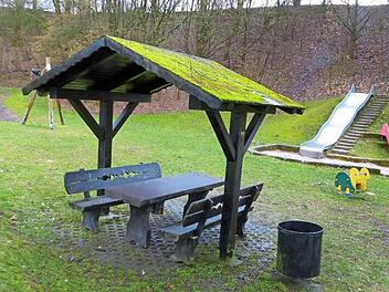 Die massive, &uuml;berdachte Sitzgruppe auf dem st&auml;dtischen Kinderspielplatz am SV-Sportgel&auml;nde, die von der SPD errichtet und der Allgemeinheit zur Verf&uuml;gung gestellt worden war, wird immer wieder von Vandalen heimgesucht. Am vergangenen Wochenende wurde sie angez&uuml;ndet.  Foto: Klaus Stengl