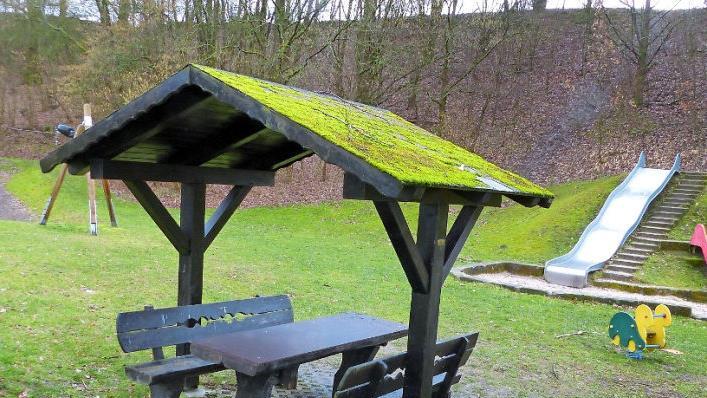 Die massive, überdachte Sitzgruppe auf dem städtischen Kinderspielplatz am SV-Sportgelände, die von der SPD errichtet und der Allgemeinheit zur Verfügung gestellt worden war, wird immer wieder von Vandalen heimgesucht. Am vergangenen Wochenende wurde sie angezündet.  Foto: Klaus Stengl