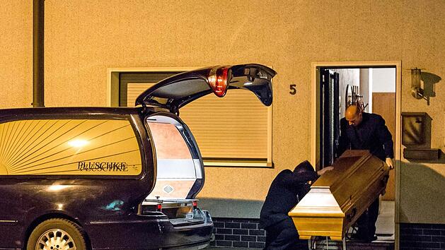 Die Ermittler transportieren die Babyleichen in kleinen S&auml;rgen aus dem Wohnhaus in Wallenfels.  Foto: News5/FRicke