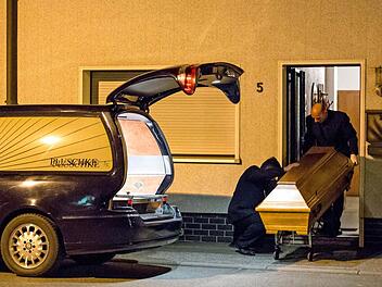 Die Ermittler transportieren die Babyleichen in kleinen Särgen aus dem Wohnhaus in Wallenfels.  Foto: News5/FRicke