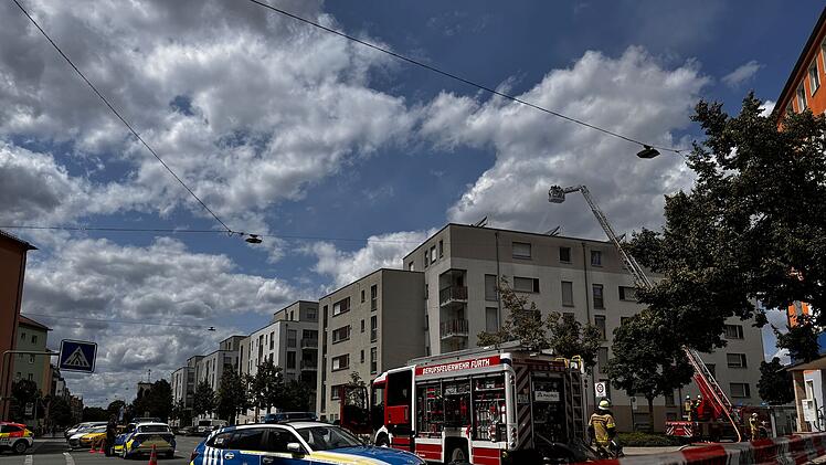 Wohnungsbrand verursacht Rauchwolke &uuml;ber F&uuml;rth: Feuerwehr r&uuml;ckt  mit zwei Drehleitern an