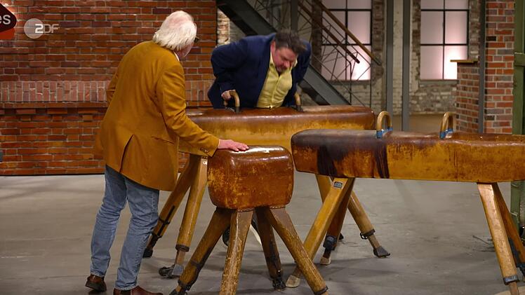 "Was hab' ich die Dinger gehasst", raunte auch Daniel Meyer, als er die Böcke erblickte. "Nicht nur du", stimmte ihm Kollege Walter Lehnertz von seinem Sitz aus zu. Doch das hinderte Meyer nicht daran, das Gerät einmal selbst zu testen - mit mäßigem Erfolg. Denn sehr viel weiter als vorher Sven Deutschmanek kam auch der Händler nicht.