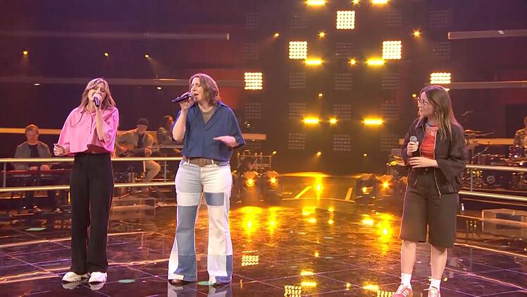 Laura behauptet sich so gut gegen das Mutter-Tochter-Duo, dass sie in die Teamfights darf.