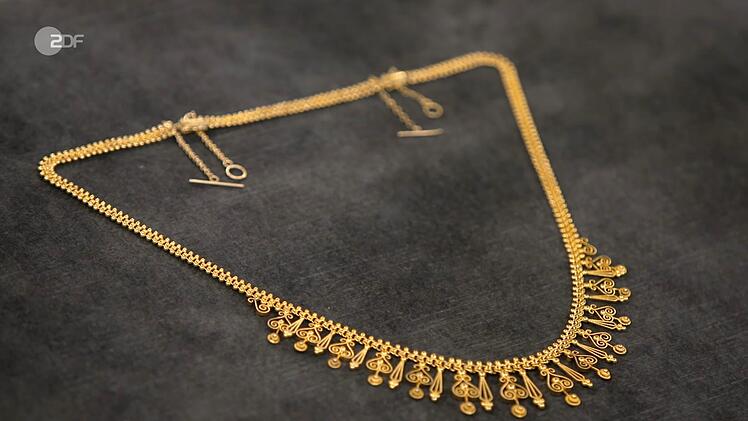 Ein Collier im etruskischen Stil datierte Patrick Lessmann um 1890.