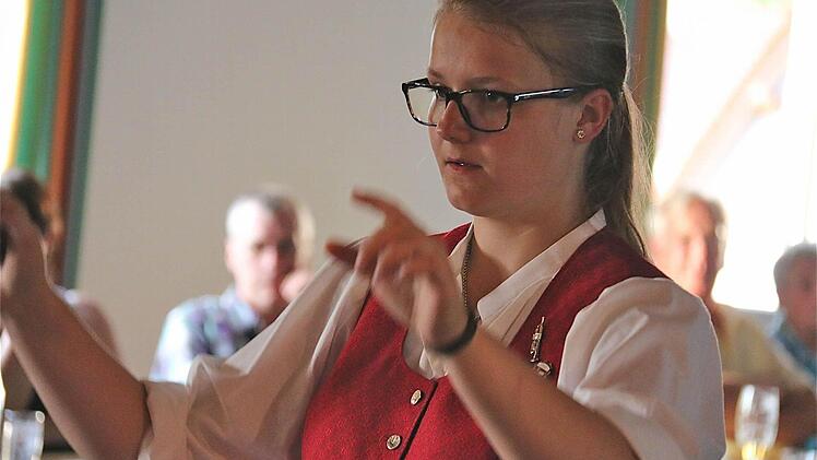 Laura Breuter gab ihr erfolgreiches Debüt als Dirigentin der Musikvereinigung Wartmannsroth.