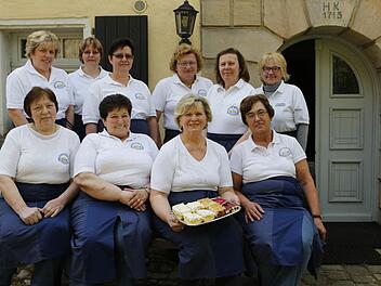 Der Bayreuther Bäuerinnen-Partyservice (oben, von links) : Christa Ziegler, Inge Neukam, Jutta Weißflach, Luise Bauernfeind, Rosemarie Bischof, Charlotte Cervantes-Kaufmann sowie unten (von links): Irmgard Körber, Doris Roßner, Dora Raab und Gerda Freiberger Foto: M. Hoch