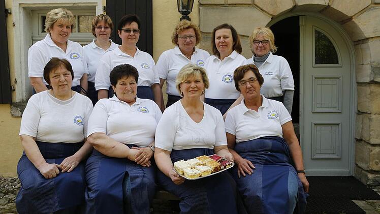 Der Bayreuther Bäuerinnen-Partyservice (oben, von links) : Christa Ziegler, Inge Neukam, Jutta Weißflach, Luise Bauernfeind, Rosemarie Bischof, Charlotte Cervantes-Kaufmann sowie unten (von links): Irmgard Körber, Doris Roßner, Dora Raab und Gerda Freiberger Foto: M. Hoch