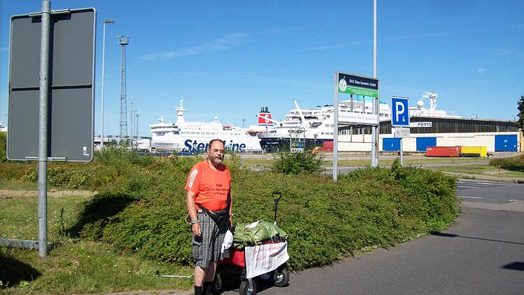 Start im Norden: Dietmar Hofmann aus Ebern startete mit seiner Benefizwanderung in diesem Jahr in Rostock.