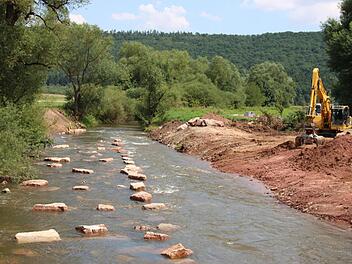 Das Wasserwirtschaftsamt will der Fränkischen Saale durch Vorlandabtrag im Bereich des Kurparks Bad Bocklet mehr Dynamik verleihen. Wie hier am Luitpoldsprudel sollen Sitzsteine zum Verweilen einladen. Um Sicht achsen zu schaffen werden auch Bäume gefällt. Foto: Benedikt Borst/Archiv