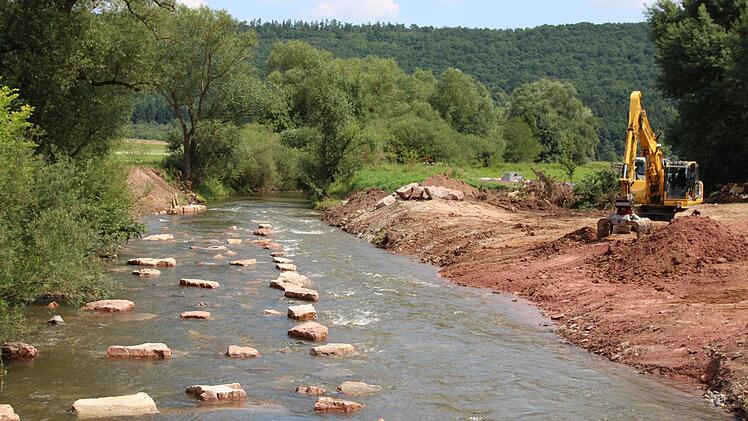 Das Wasserwirtschaftsamt will der Fränkischen Saale durch Vorlandabtrag im Bereich des Kurparks Bad Bocklet mehr Dynamik verleihen. Wie hier am Luitpoldsprudel sollen Sitzsteine zum Verweilen einladen. Um Sicht achsen zu schaffen werden auch Bäume gefällt. Foto: Benedikt Borst/Archiv
