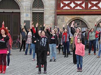 Gut 50 Frauen tanzten auf dem Rathausplatz, um auf Gewalt gegen Frauen aufmerksam zu machen.  Foto: Jennifer Hauser