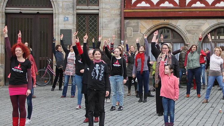 Gut 50 Frauen tanzten auf dem Rathausplatz, um auf Gewalt gegen Frauen aufmerksam zu machen.  Foto: Jennifer Hauser