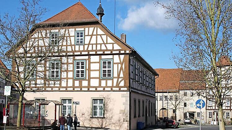 Im Münnerstädter Rathaus (links) werden jetzt die Weichen für die nächsten Jahre gestellt. Im Haushalt eingestellt werden auch der städtische Anteil für die Sanierung des Areals Marktplatz 9 bis 11 (Ensemble rechts).  Foto: Thomas Malz