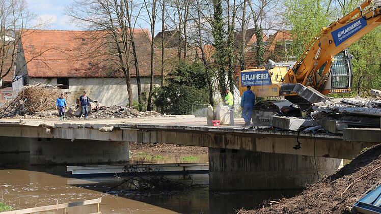 Die Höchstadter Aischbrücke wird Stück für Stück abgetragen. Foto: Andreas Dorsch